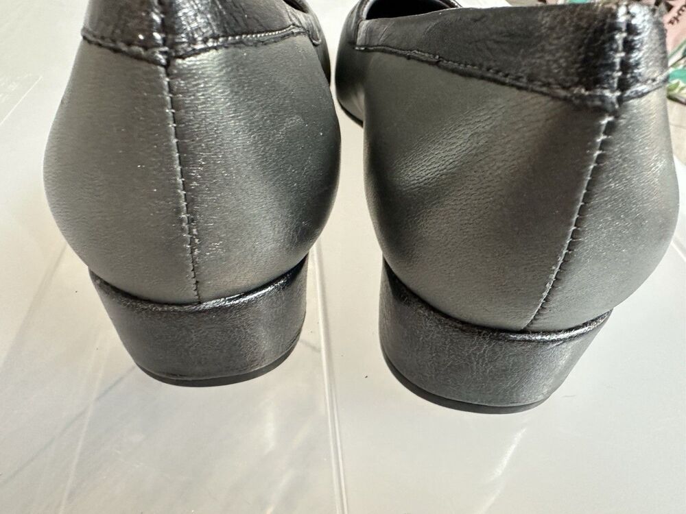VGC Trotters Pewter Leather Low Heel Women’s 8.5 Wide 1 inch Block Heel - Picture 2 of 9